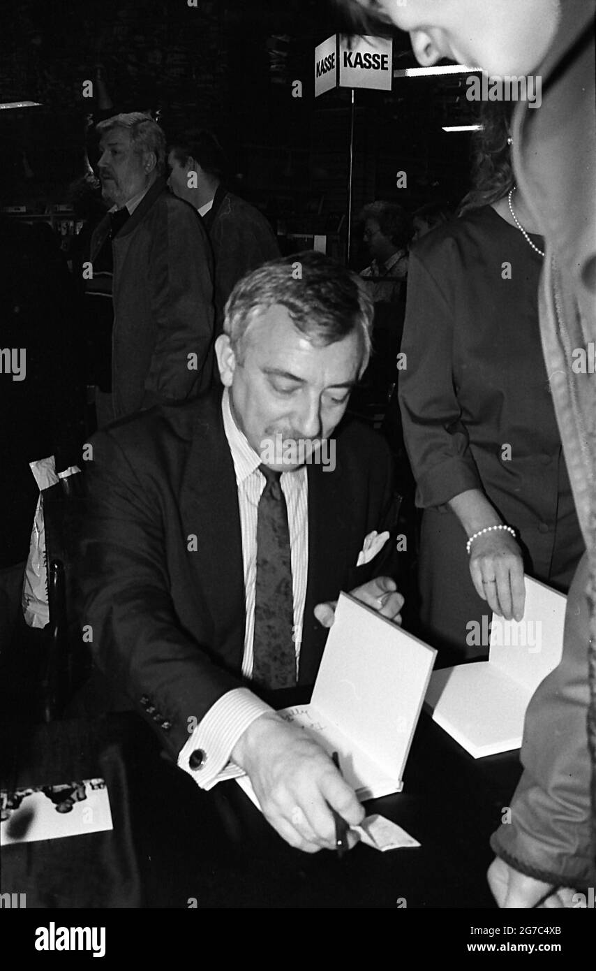 Copenhagen /Danimarca - la data di scansione è 16. Maggio 2017. (L'evento storico politico della Danimarca è sconosciuto alla data attuale) Uffe Ellemann Jensen Ministro danese per gli affesi stranieri periodo 10 settembre 1982 fino al 25 gennaio 1993 e leader del partito politico liberale danese ed ex giornalista televisivo al braodcastin nazionale DR e figlio di politici e dei suoi figli rea anche in politica, Uffe Ellemann Jensen al cartello del Magasin du Nord e la data di scansione delle immagini è il 16 maggio 2017 (Foto Francis Dean/Deanpictures) Foto Stock