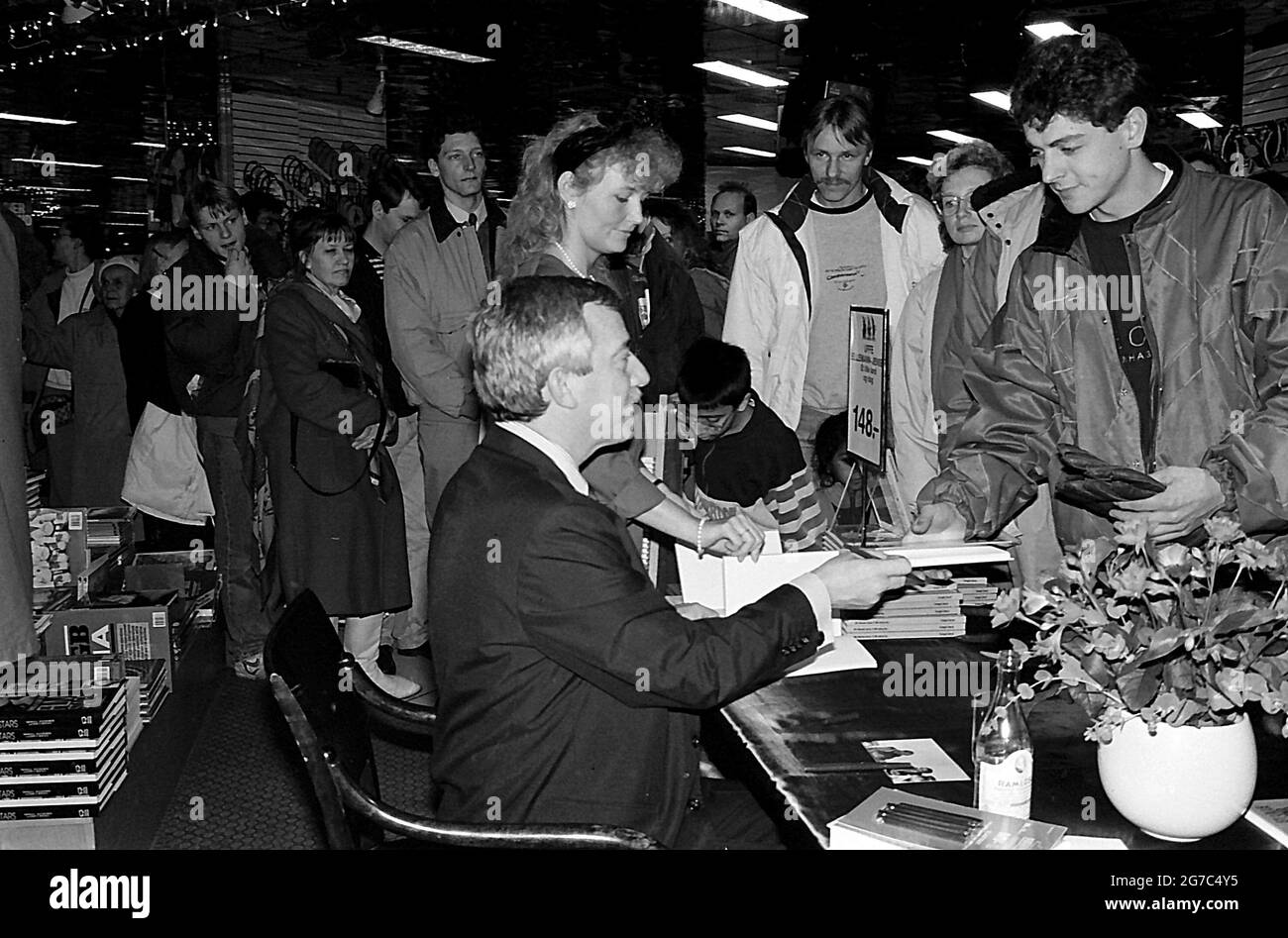 Copenhagen /Danimarca - la data di scansione è 16. Maggio 2017. (L'evento storico politico della Danimarca è sconosciuto alla data attuale) Uffe Ellemann Jensen Ministro danese per gli affesi stranieri periodo 10 settembre 1982 fino al 25 gennaio 1993 e leader del partito politico liberale danese ed ex giornalista televisivo al braodcastin nazionale DR e figlio di politici e dei suoi figli rea anche in politica, Uffe Ellemann Jensen al cartello del Magasin du Nord e la data di scansione delle immagini è il 16 maggio 2017 (Foto Francis Dean/Deanpictures) Foto Stock