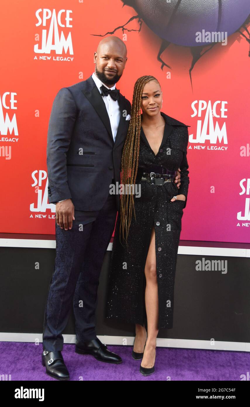 Los Angeles, California, USA 12 luglio 2021 l'attore Kenric Green e l'attrice di moglie Sonequa Martin-Green partecipano alla prima mondiale di Warner Bros. Pictures 'Space Jam: A New Legacy' al Regal L.A. LIVE at 800 W. Olympic Blvd il 12 luglio 2021 a Los Angeles, California, USA. Foto di Barry King/Alamy Live News Foto Stock