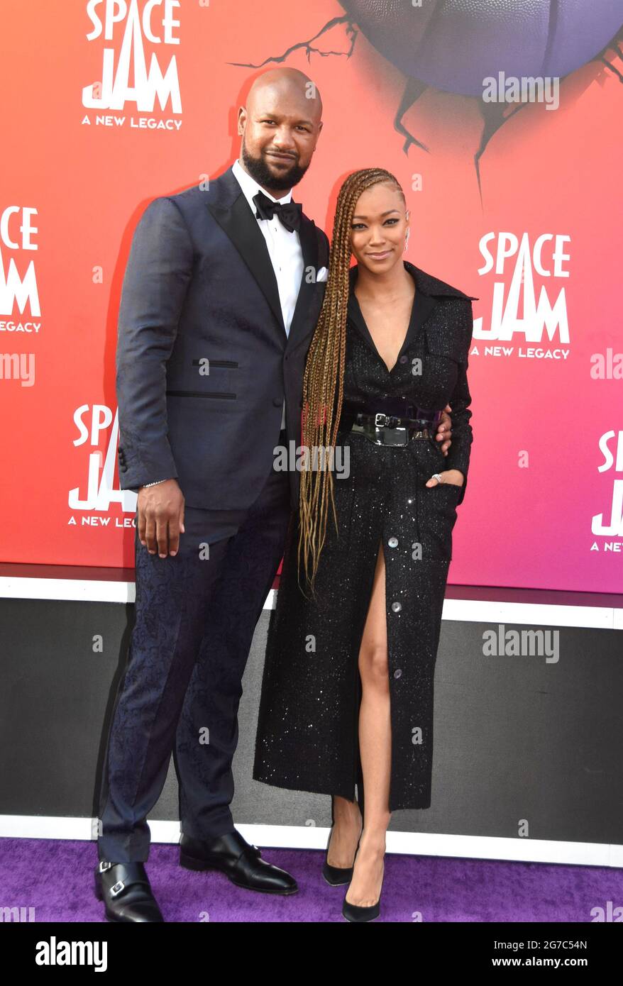 Los Angeles, California, USA 12 luglio 2021 l'attore Kenric Green e l'attrice di moglie Sonequa Martin-Green partecipano alla prima mondiale di Warner Bros. Pictures 'Space Jam: A New Legacy' al Regal L.A. LIVE at 800 W. Olympic Blvd il 12 luglio 2021 a Los Angeles, California, USA. Foto di Barry King/Alamy Live News Foto Stock