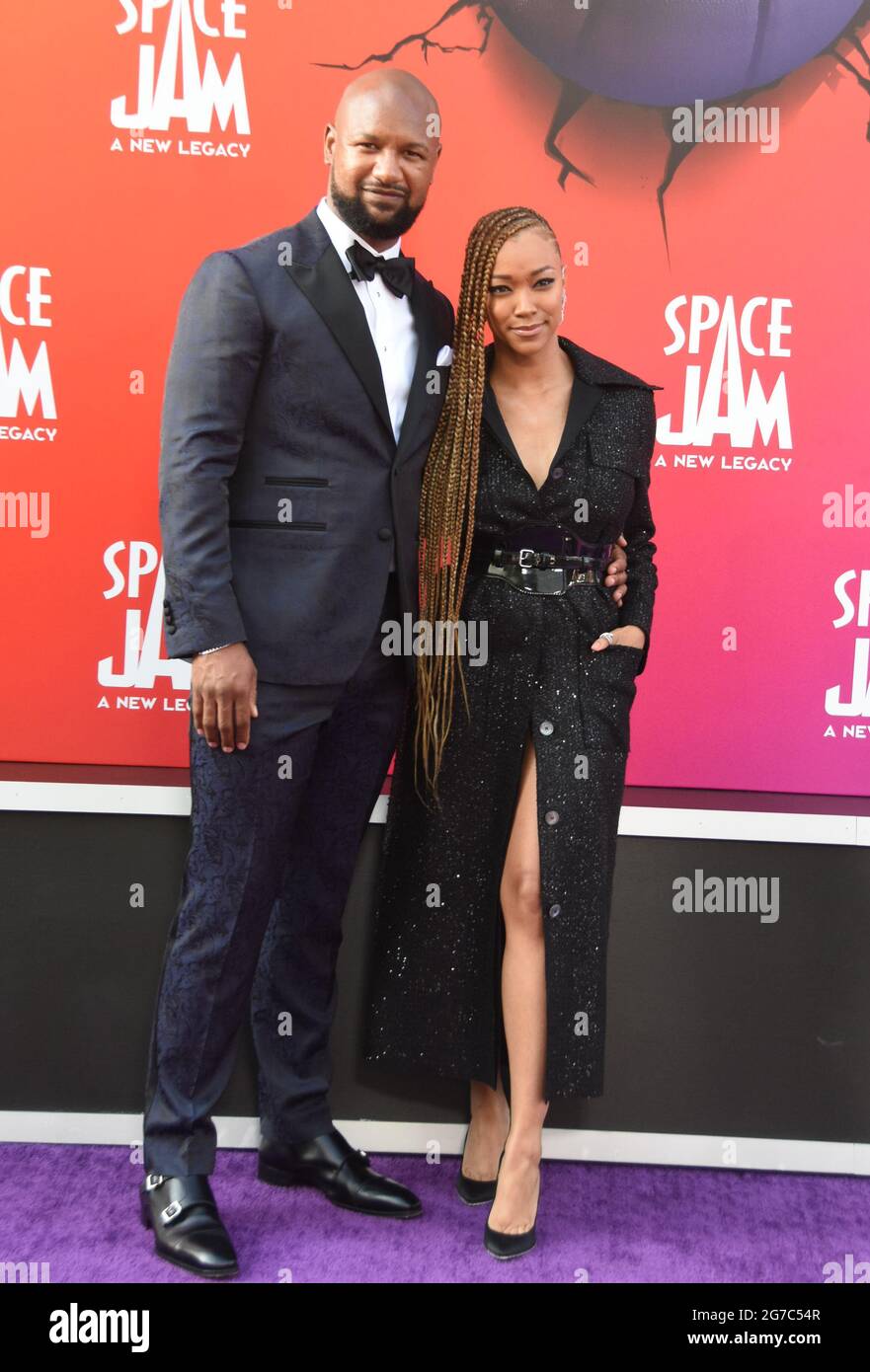 Los Angeles, California, USA 12 luglio 2021 l'attore Kenric Green e l'attrice di moglie Sonequa Martin-Green partecipano alla prima mondiale di Warner Bros. Pictures 'Space Jam: A New Legacy' al Regal L.A. LIVE at 800 W. Olympic Blvd il 12 luglio 2021 a Los Angeles, California, USA. Foto di Barry King/Alamy Live News Foto Stock