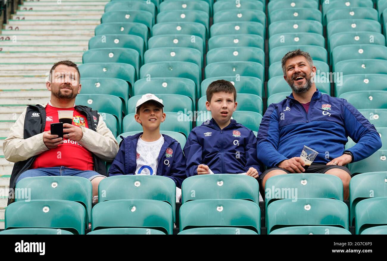 I fan inglesi aspettano i giocatori prima della partita Inghilterra -V- Rugby Canada sabato 10 luglio 2021 al Twickenham Stadium, Middlesex, Regno Unito Foto Stock