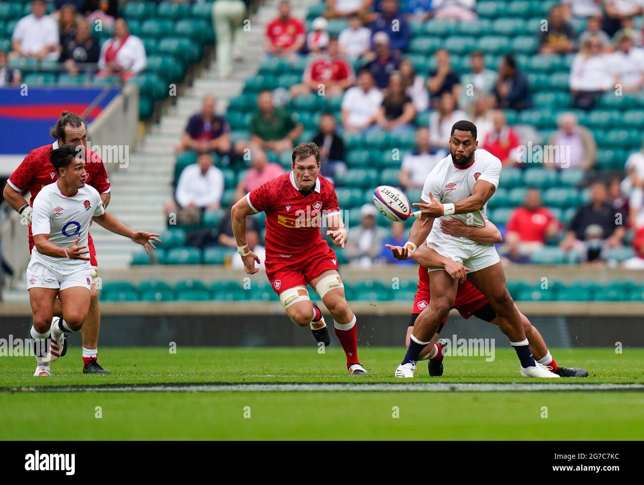 Inghilterra ala Joe Cokanasiga off-loads a volare a metà difesa Marcus Smith durante l'Inghilterra -V- Rugby Canada match Sabato, 10 luglio 2021, a Twicke Foto Stock