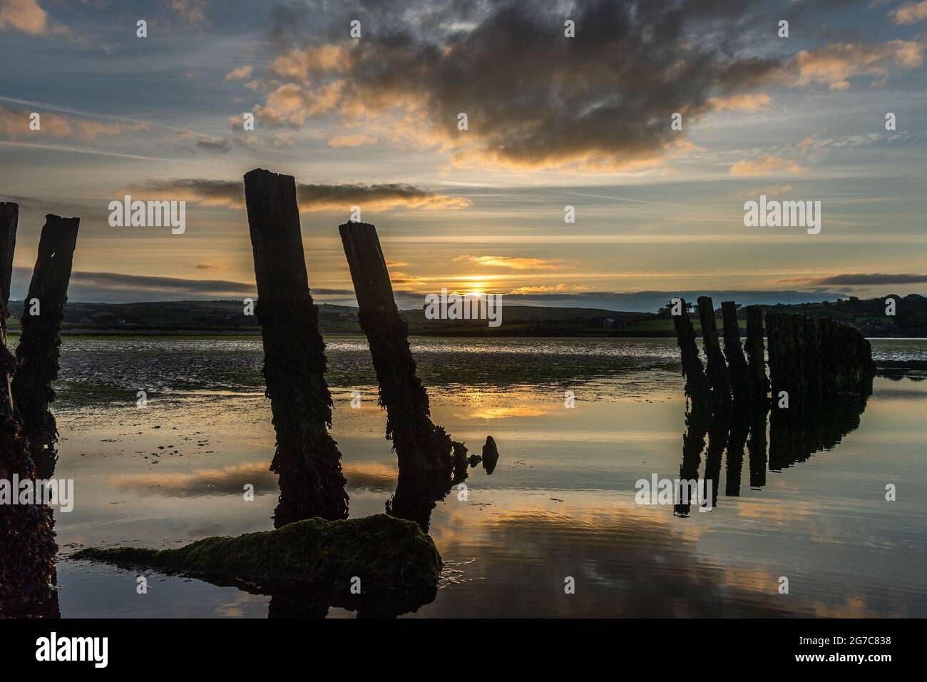 Vista sul porto, West Cork, Irlanda. 13 luglio 2021. Il sole sorge su Harbour View Beach a West Cork come preludio ad una giornata di sole e docce con alti da 18 a 22 gradi. Credit: AG News/Alamy Live News Foto Stock