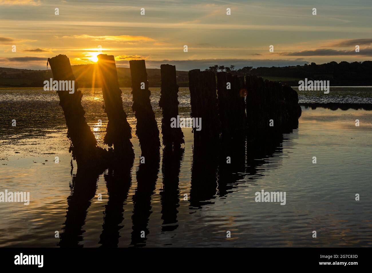 Vista sul porto, West Cork, Irlanda. 13 luglio 2021. Il sole sorge su Harbour View Beach a West Cork come preludio ad una giornata di sole e docce con alti da 18 a 22 gradi. Credit: AG News/Alamy Live News Foto Stock