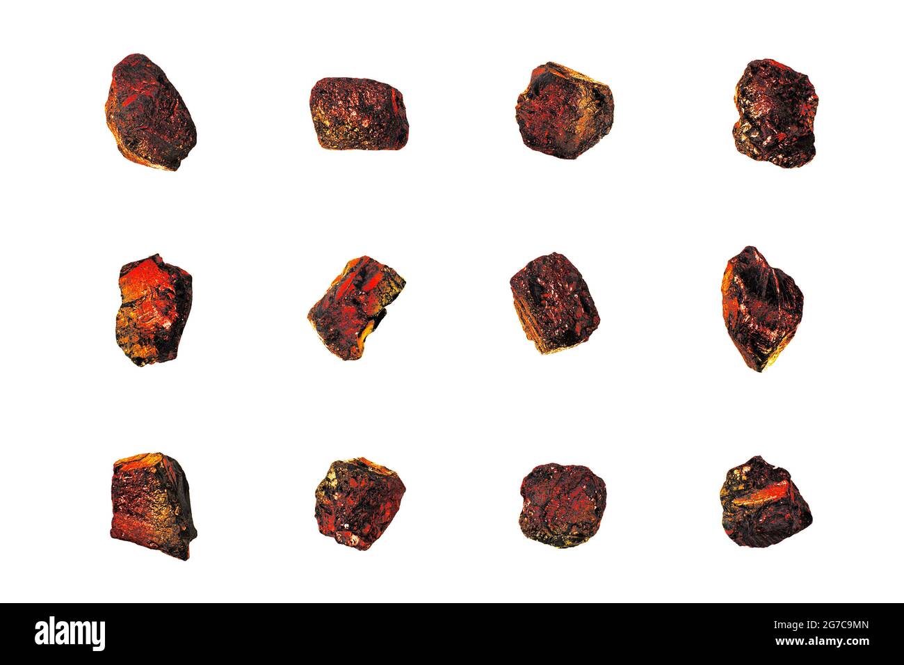 Pietre di carbone calde rosse insieme bianco isolato, bruciando naturale nero carbone pezzi tessitura, fiamme rocce antracite, brughiere di carbone incandescente, brace smolder Foto Stock