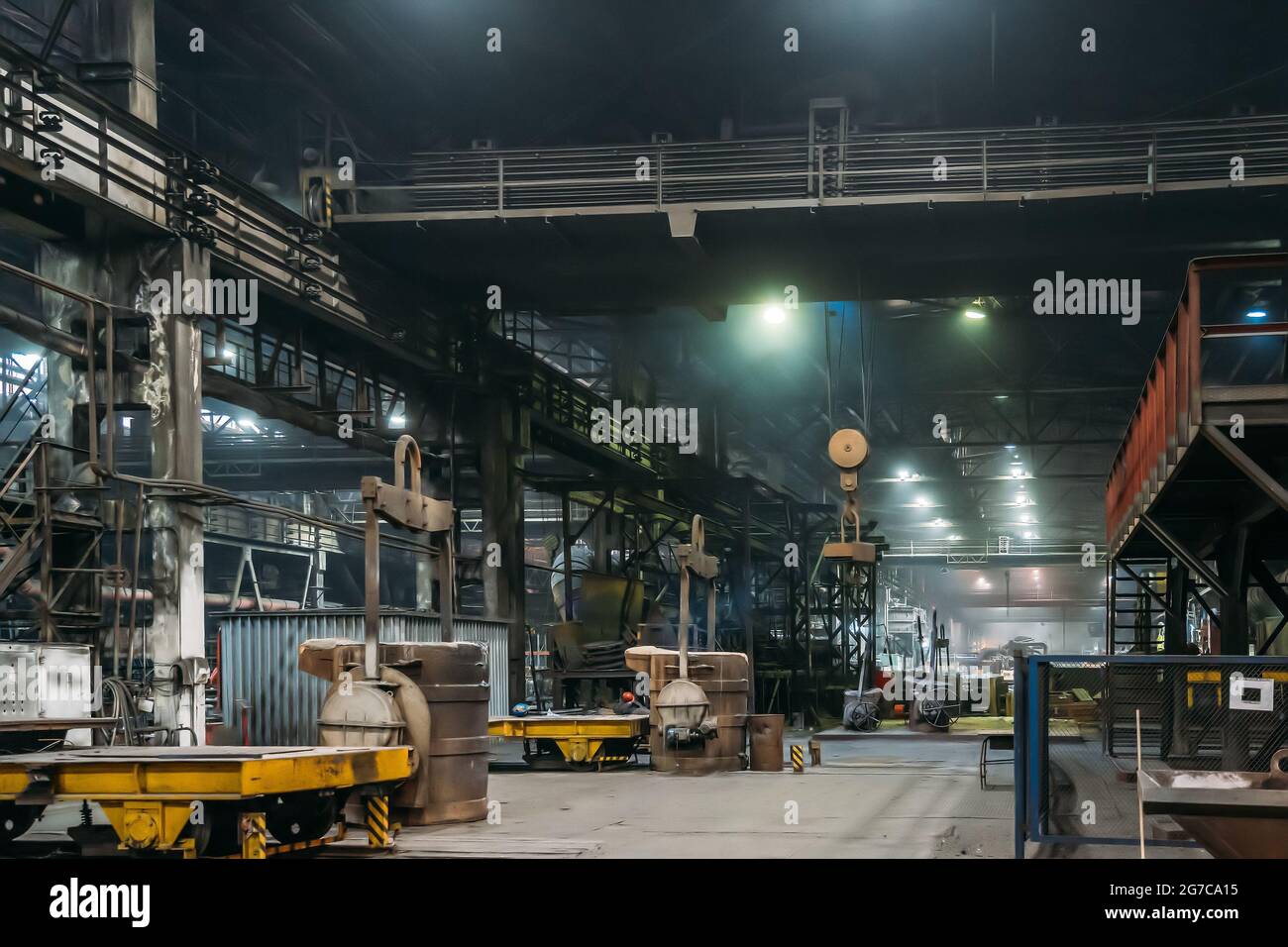 Interni industriali, grande officina di hangar in fonderia di impianti metallurgici. Forte background industriale. Foto Stock