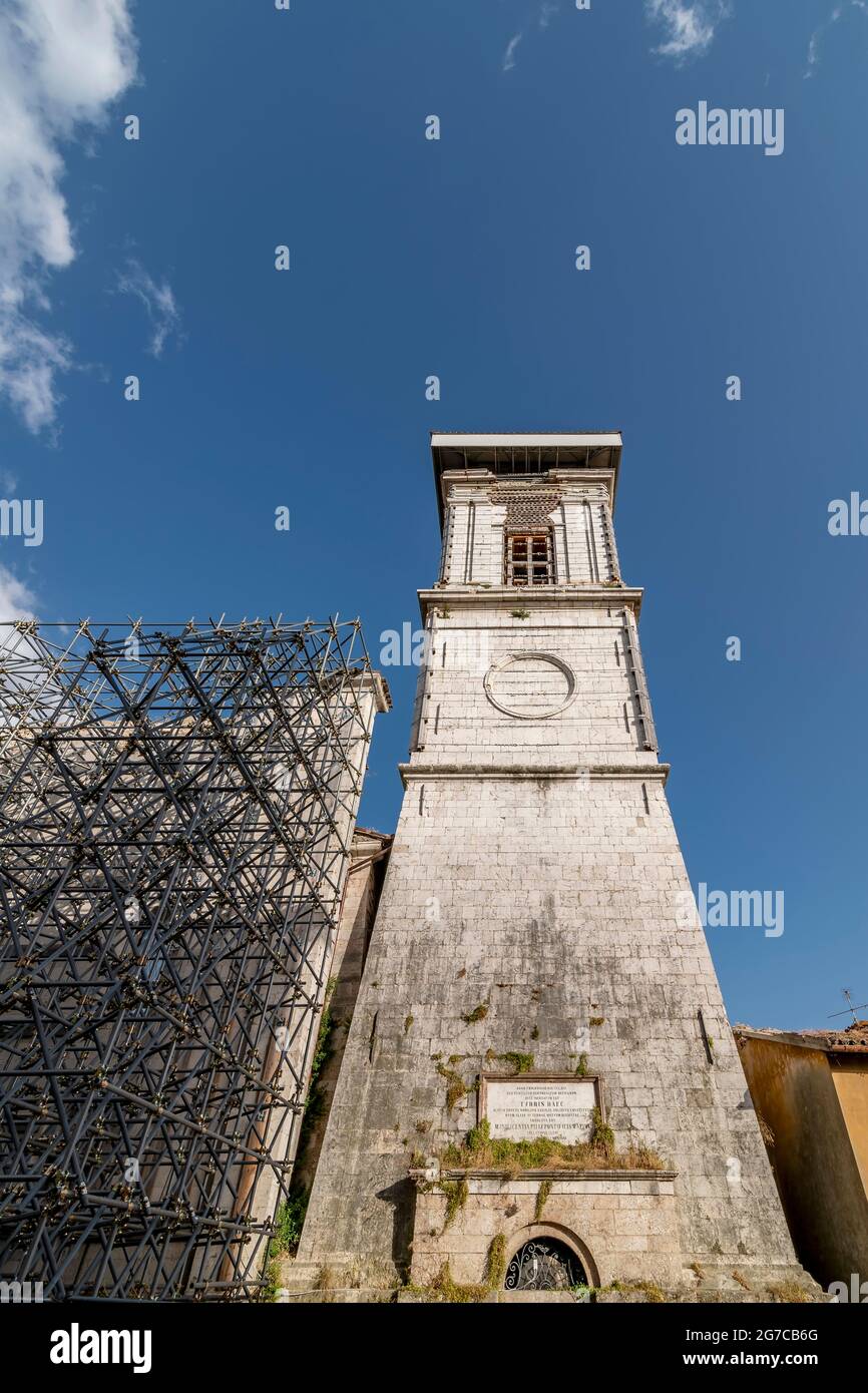 Il campanile della Cattedrale di Norcia, Italia, colpito duramente dal terremoto del 2016, in una giornata di sole Foto Stock
