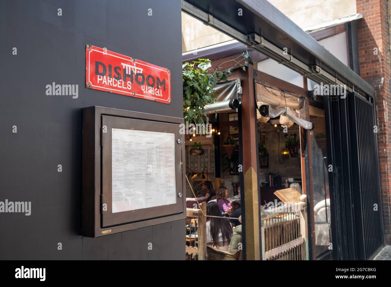Londra- Luglio 2021: Dishoom a Shoreditch, una catena di ristoranti di Street food indiani in stile Bombay Foto Stock