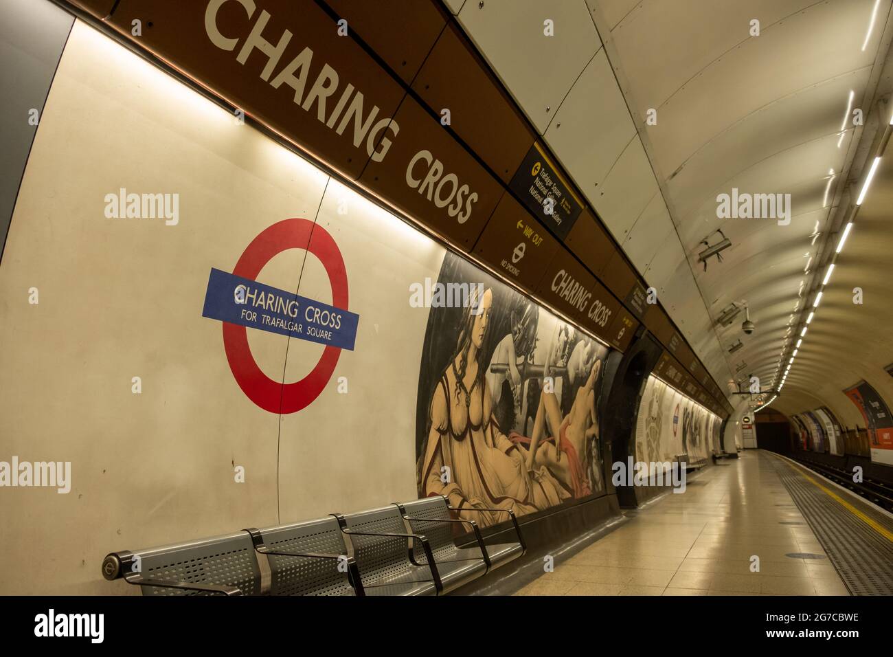Londra - Luglio 2021: Piattaforma della stazione metropolitana di Charing Cross London. Foto Stock
