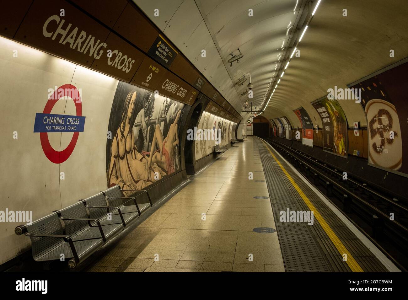 Londra - Luglio 2021: Piattaforma della stazione metropolitana di Charing Cross London. Foto Stock