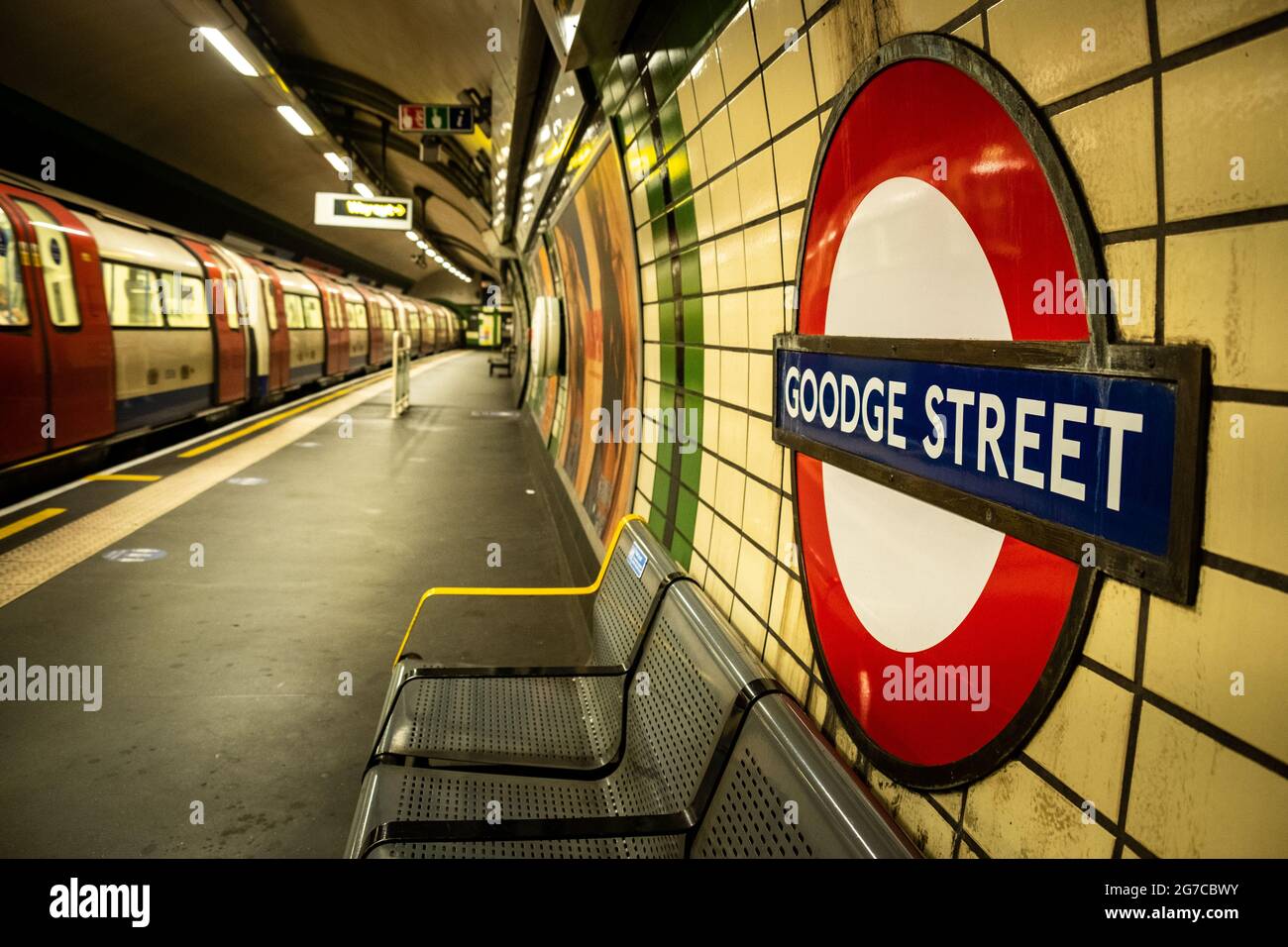Londra - Luglio 2021: Piattaforma della stazione metropolitana di Goodge Street London. Foto Stock