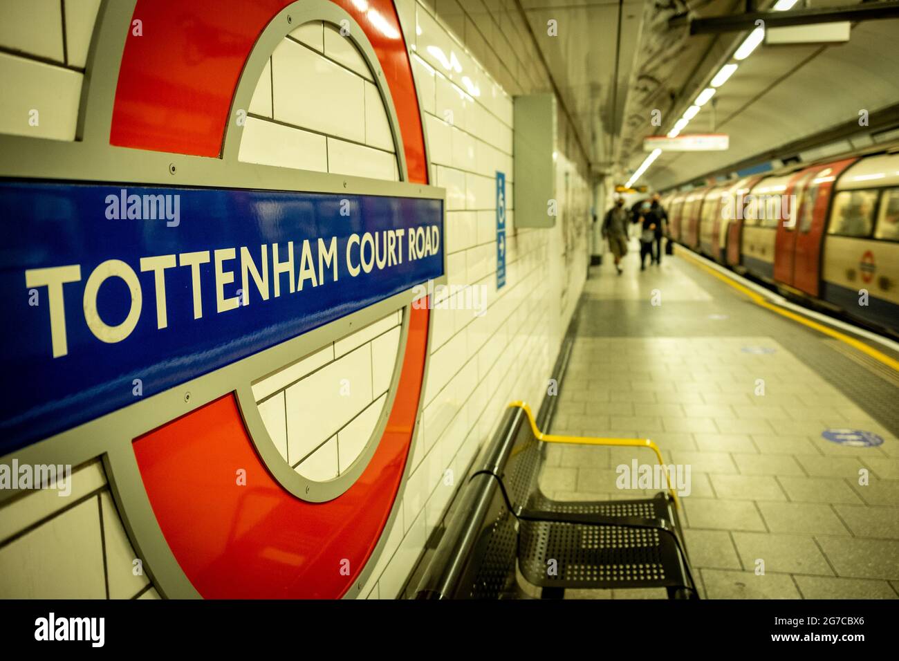 Londra - Luglio 2021: Piattaforma della stazione metropolitana di Tottenham Court Road Londra. Foto Stock