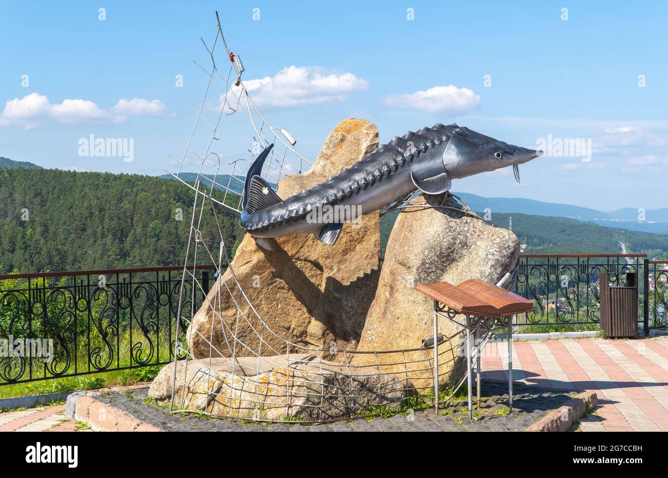 Russia, Krasnoyarsk, 2021 luglio: Monumento al libro di Victor Astafiev Re-pesce. Foto Stock