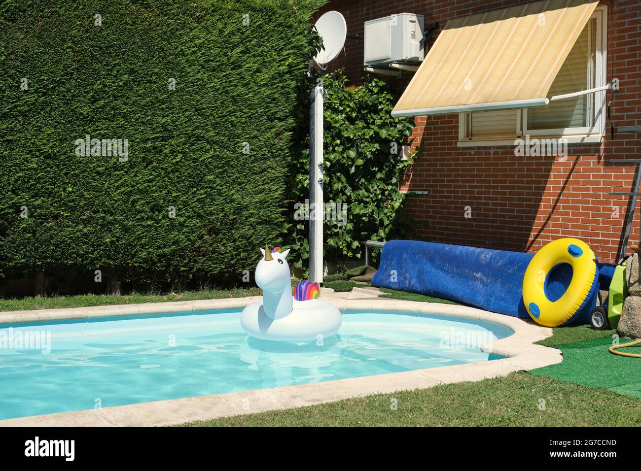 Grande anello gonfiabile unicorno in una piscina in una casa. Concetto estivo. Foto Stock
