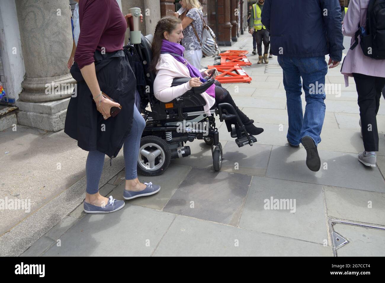 Londra, Inghilterra, Regno Unito. Donna su sedia a rotelle motorizzata a Whitehall, Westminster Foto Stock