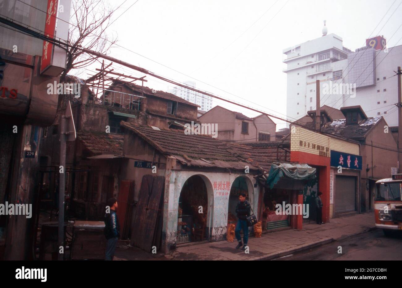 Kontrast zwischen Alt- und Neubauten in der Innenstadt von Shanghai, Cina 1998. Contrasto tra edifici vecchi e nuovi nella città interna di Shanghai, Cina 1998. Foto Stock