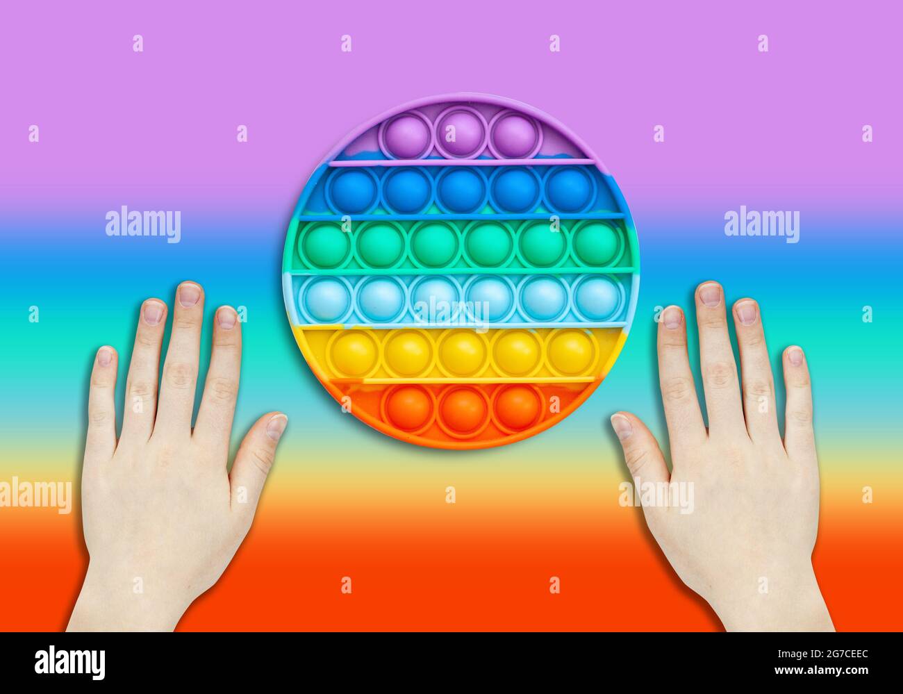 Giocattolo in silicone antistress popit. Nuova tendenza. Colorato anti stress sensoriale giocattolo fidget push pop it . Disposizione piatta con copyspace. Foto Stock