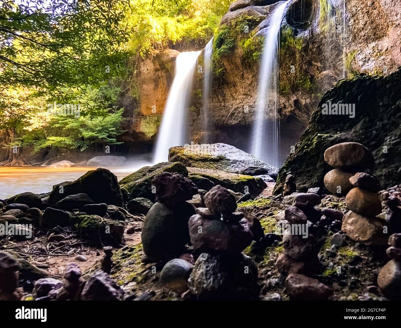 Cascata di Haew Suwat nel Parco Nazionale di Khao Yai a Nakhon Ratchasima, Thailandia Foto Stock