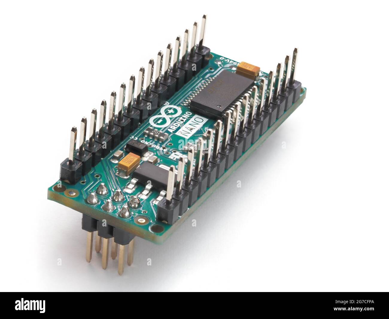 Galati, Romania - 12 luglio 2021: Scheda originale Arduino Nano per la realizzazione di progetti di elettronica e robotica. Isolato su sfondo bianco Foto Stock