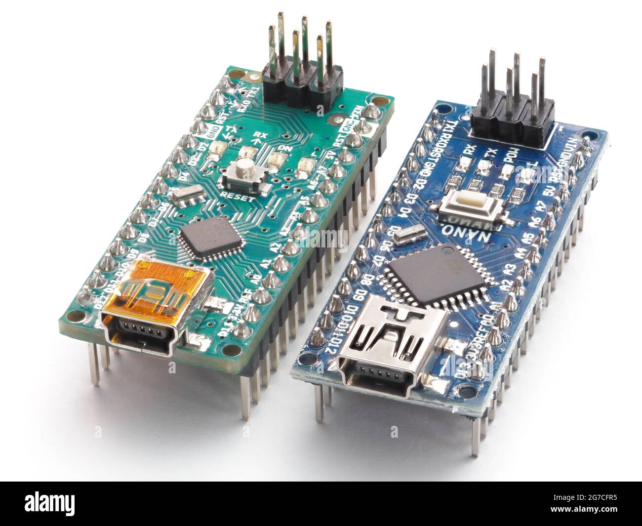 Galati, Romania - 12 luglio 2021: Scheda Arduino Nano quasi compatibile originale per la realizzazione di progetti di elettronica e robotica. Isolato su Foto Stock