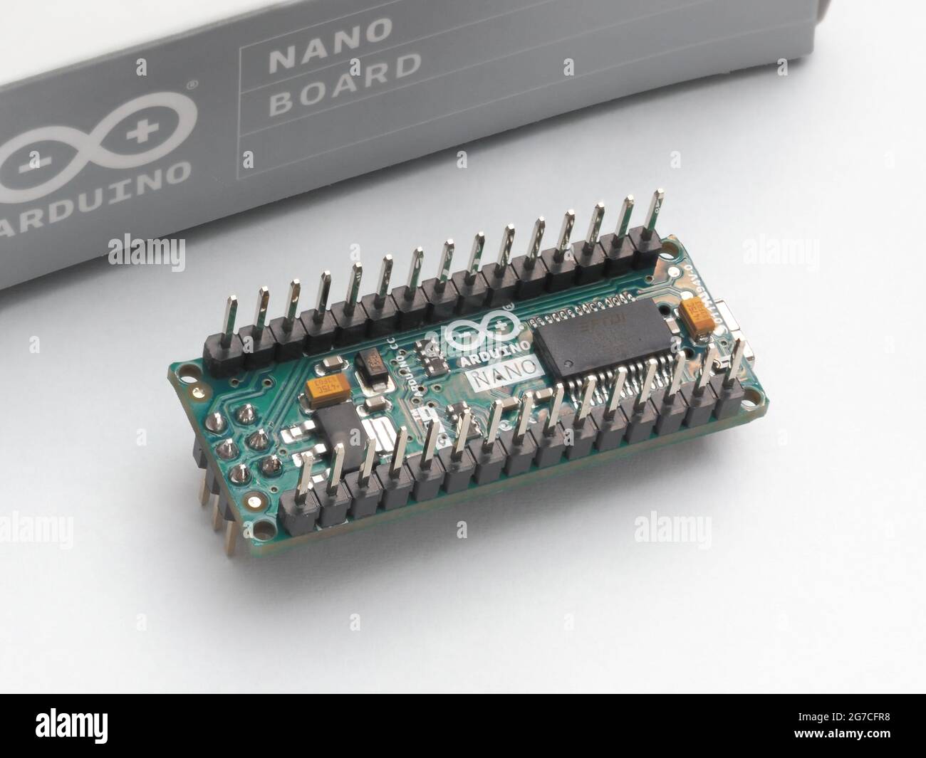 Galati, Romania - 12 luglio 2021: Scheda originale Arduino Nano per la realizzazione di progetti di elettronica e robotica. Isolato su sfondo bianco Foto Stock