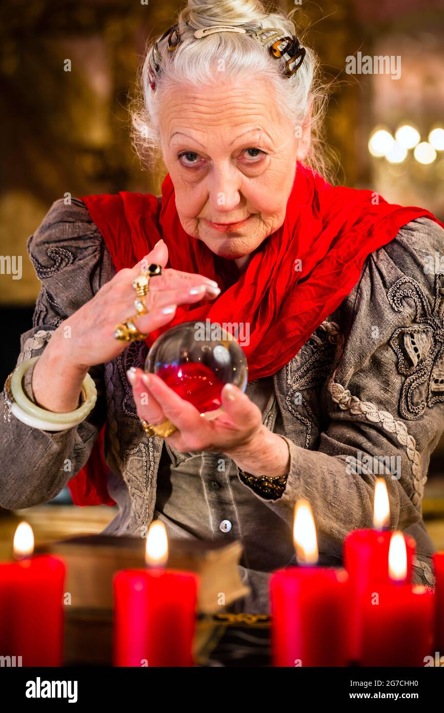 Fortuneteller femmina o Oracle esoteriche, vede nel futuro guardando nella loro sfera di cristallo Foto Stock