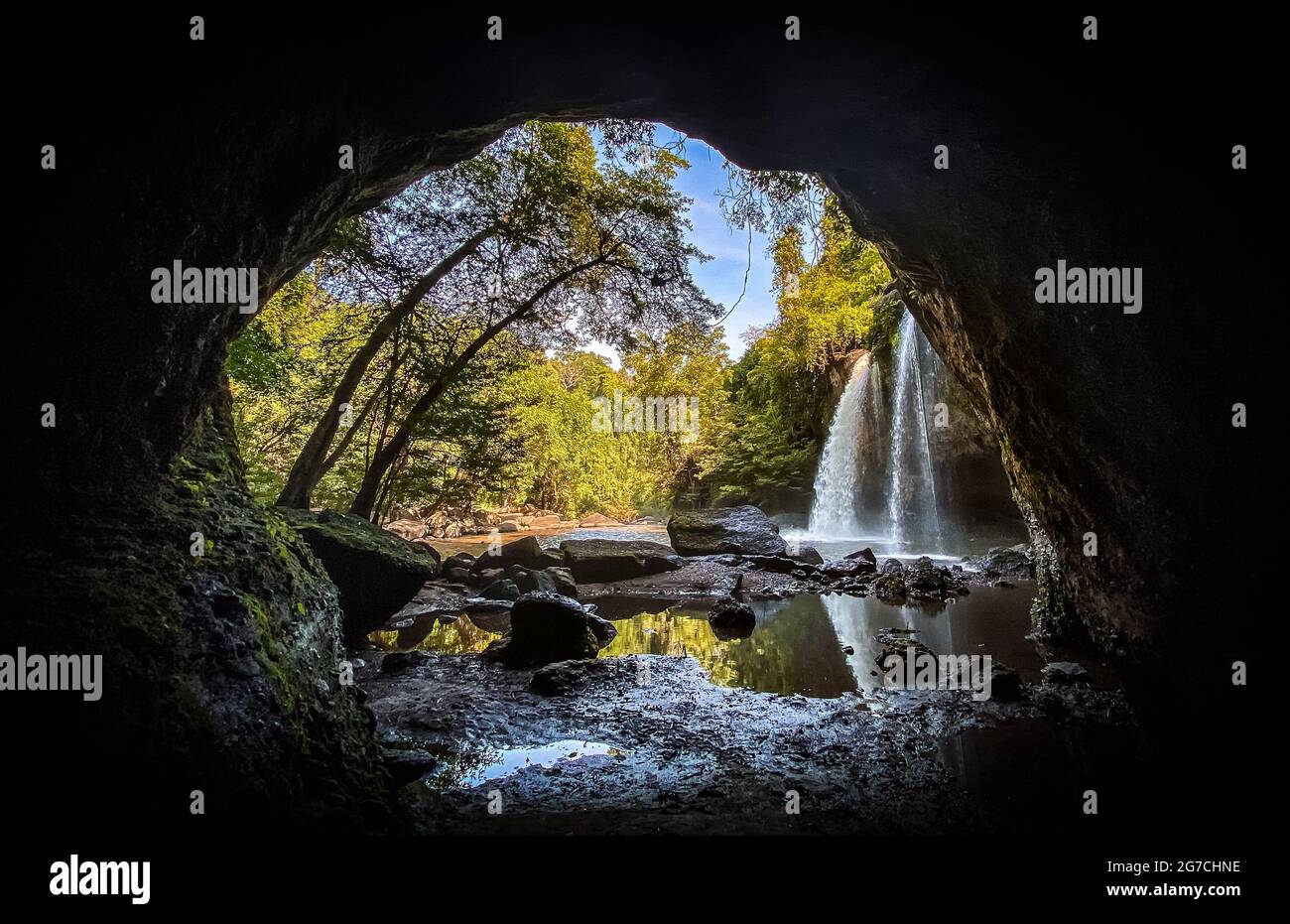 Cascata di Haew Suwat nel Parco Nazionale di Khao Yai a Nakhon Ratchasima, Thailandia Foto Stock