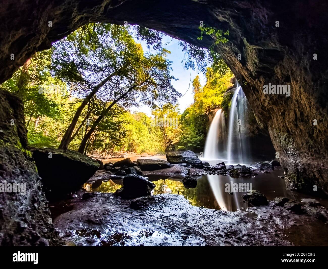 Cascata di Haew Suwat nel Parco Nazionale di Khao Yai a Nakhon Ratchasima, Thailandia Foto Stock