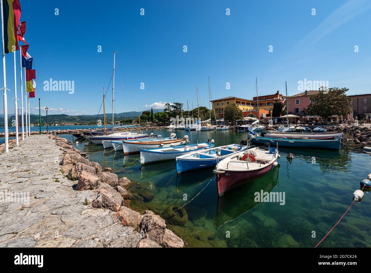 Porto del paese di Cisano con piccole barche ormeggiate, località turistica sulla costa del Lago di Garda. Comune di Bardolino, Verona, Veneto, Italia, Europa. Foto Stock
