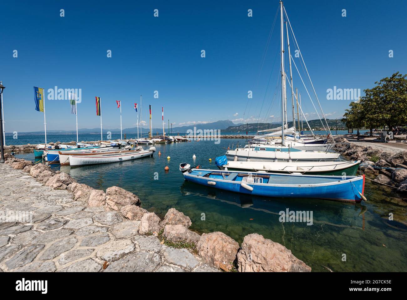 Porto del piccolo borgo di Cisano, località turistica sulla costa del Lago di Garda. Comune di Bardolino, Verona, Veneto, Italia. Foto Stock
