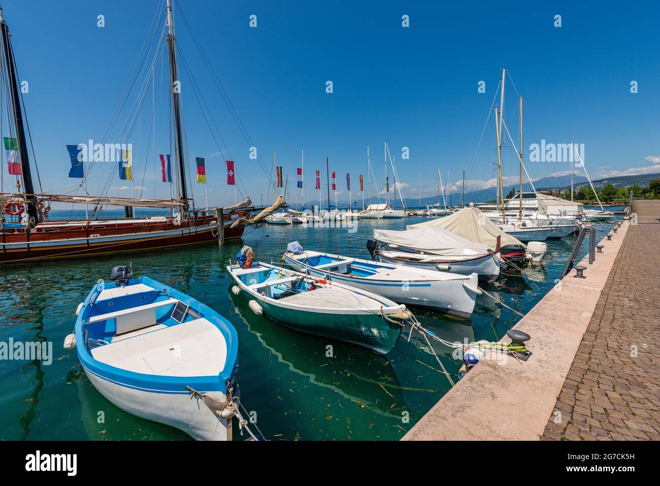 Porto del piccolo borgo di Bardolino con barche ormeggiate, località turistica sulla costa del Lago di Garda. Provincia di Verona, Veneto, Italia, Sud Europa. Foto Stock