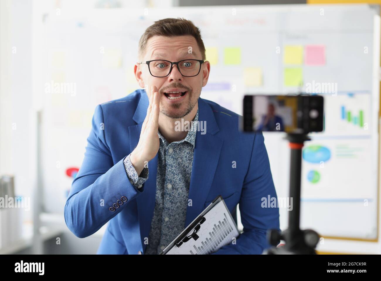 Il coach maschile racconta i segreti del business di successo alla macchina fotografica Foto Stock
