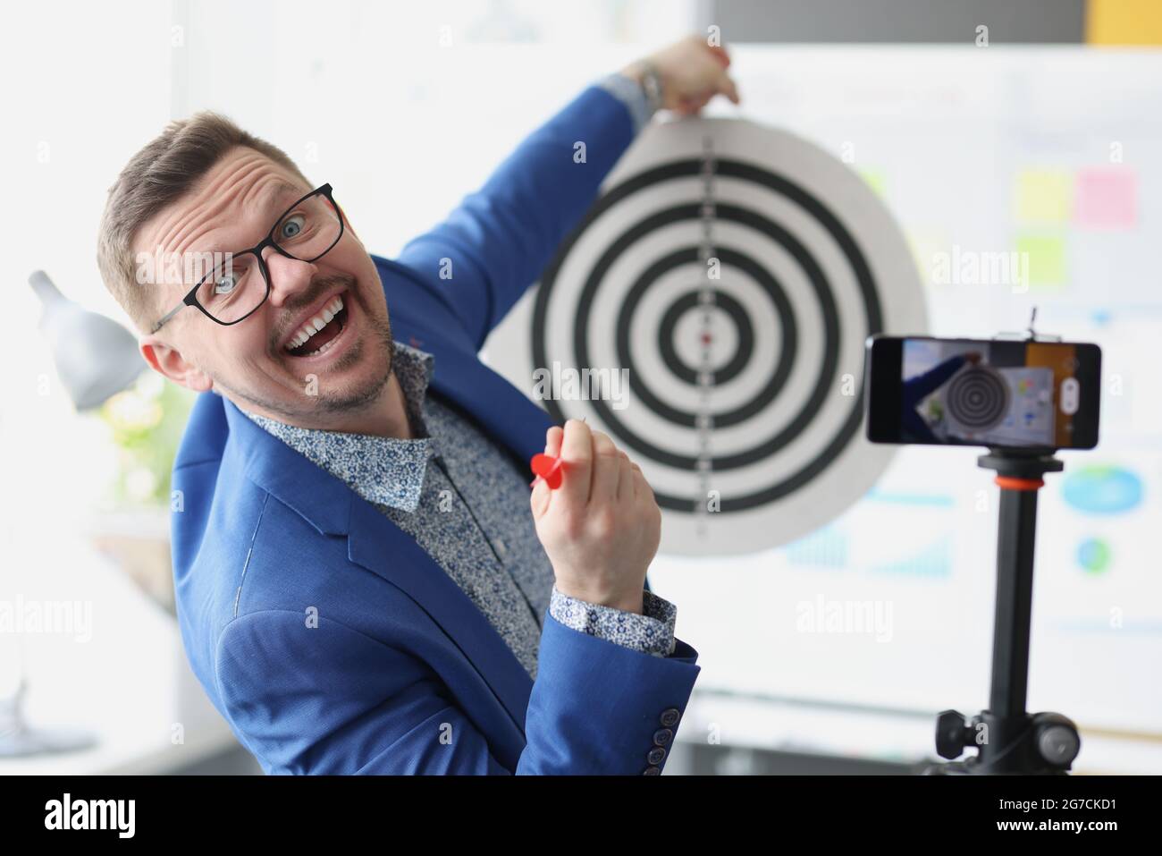 Blogger conduce la formazione in linea per realizzare gli obiettivi di affari e di carriera Foto Stock