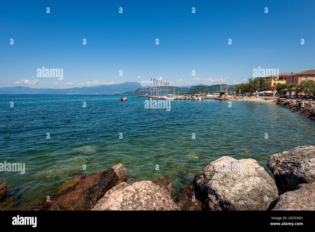 Lago di Garda (Lago di Garda) con il porto del piccolo borgo di Cisano, comune di Bardolino, località turistica in provincia di Verona, Veneto, Italia. Foto Stock