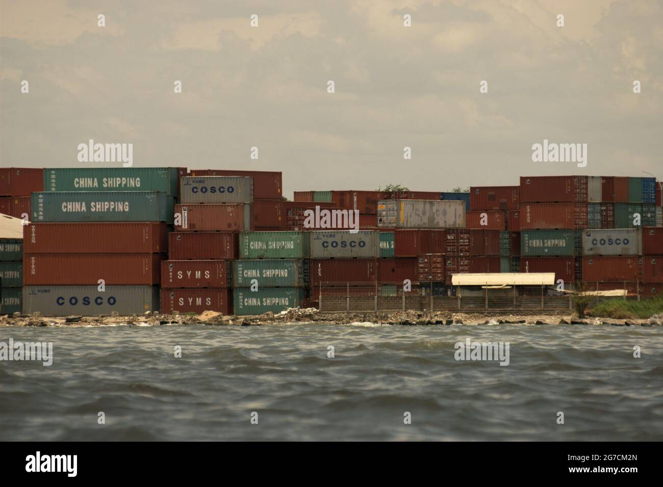 Giacarta, Indonesia. La vista di un terminal per container, una parte dell'area di estensione del porto di Giacarta, è vista dalle acque costiere di Cilincing e sta indicando l'urgenza di mitigare l'aumento del livello del mare nella capitale indonesiana. Foto Stock