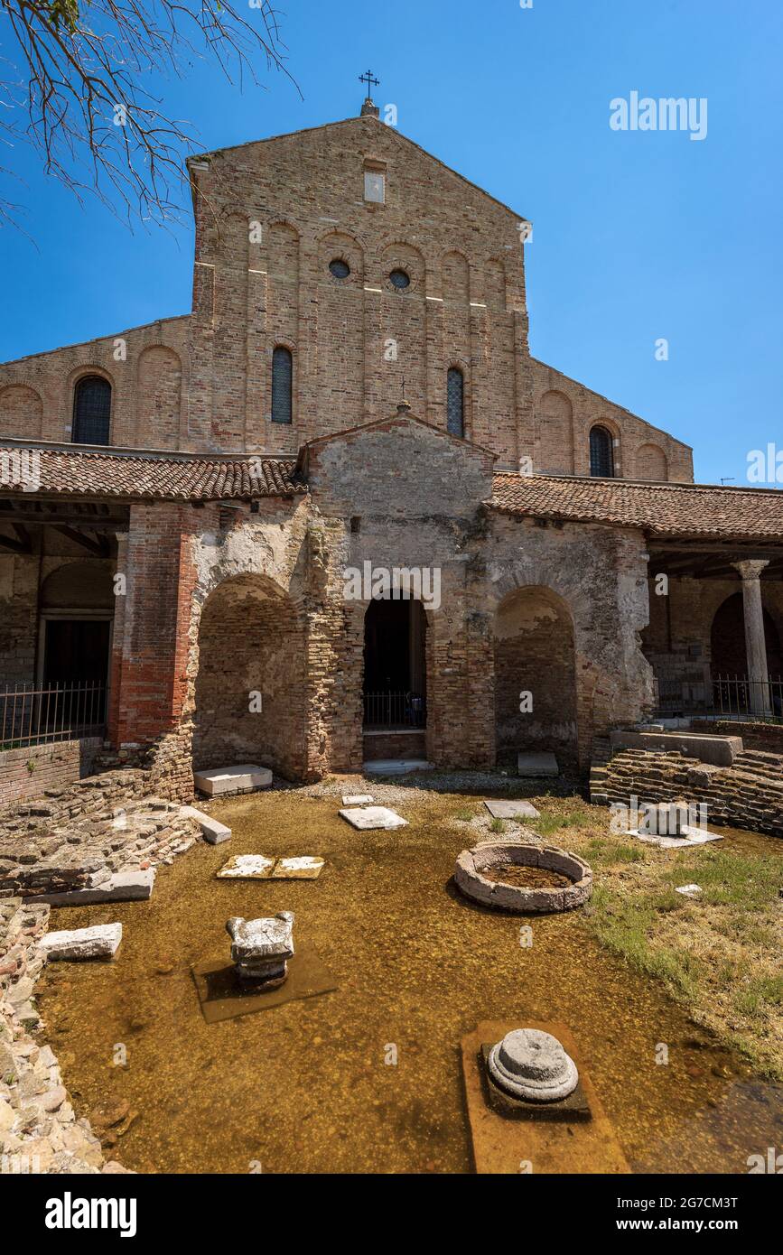 Basilica e Cattedrale di Santa Maria Assunta in stile veneziano-bizantino (639) nell'isola di Torcello, le più antiche chiese di Venezia, Veneto, Italia. Foto Stock