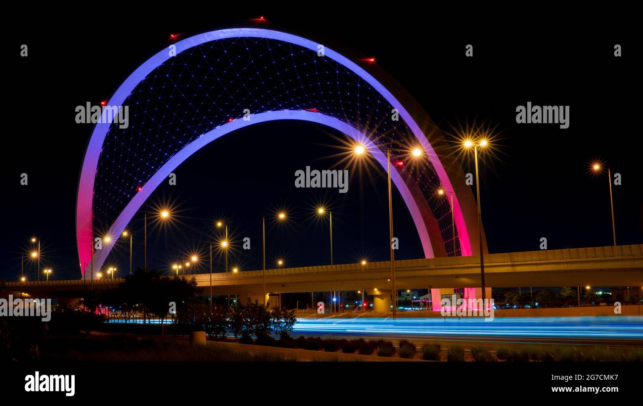 Doha, Qatar - 26 maggio 2021: Ponte al Wahda nella città di doha, conosciuto come Ponte dell'Arco del 56. Messa a fuoco selettiva Foto Stock