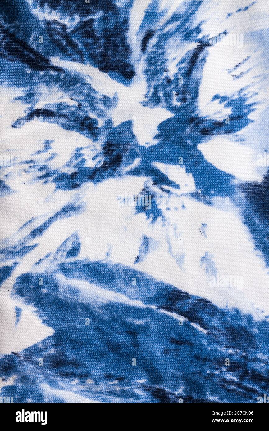 Tie-dye tessuto di cotone texture colori vernice blu e bianco. Antica tecnica di colorazione tessile resistente-tintura, colori primari saturi, modelli audaci, Foto Stock