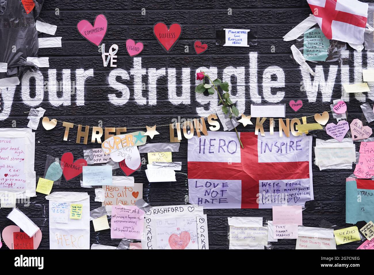 Messaggio sul murale dell'attaccante Manchester United e del giocatore d'Inghilterra Marcus Rashford sul muro del Coffee House Cafe su Copson Street, Withington, che è stato vandalizzato dopo che la squadra di calcio inglese ha perso la finale UEFA Euro 2021. Data immagine: Martedì 13 luglio 2021. Foto Stock