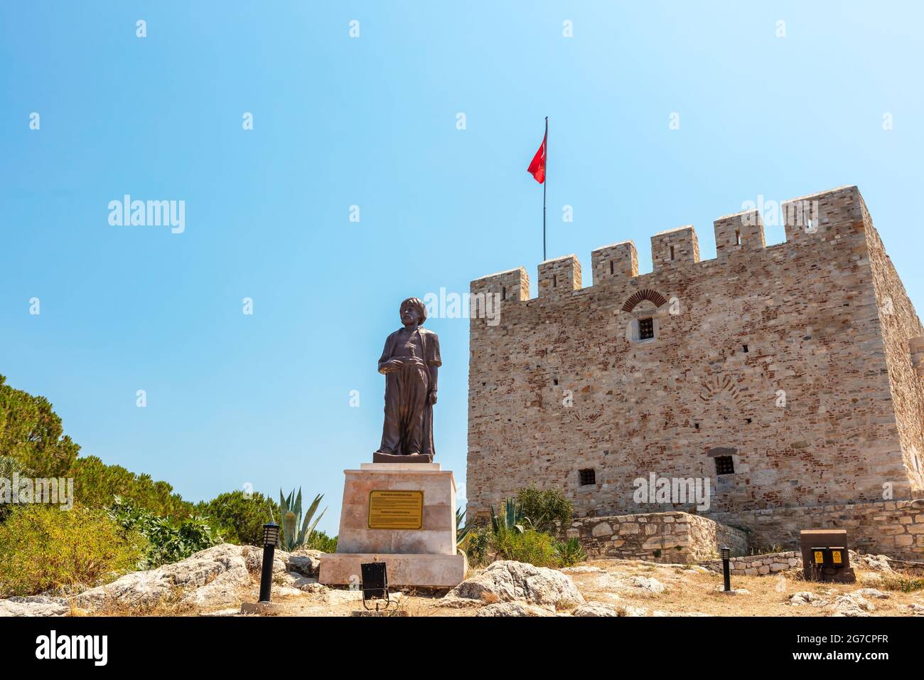 Statua di Barbaros Hayreddin Pasha o Hayreddin Barbarossa di fronte al castello di Pirate sull'isola di Pigeon a Kusadasi in Turchia. Foto Stock
