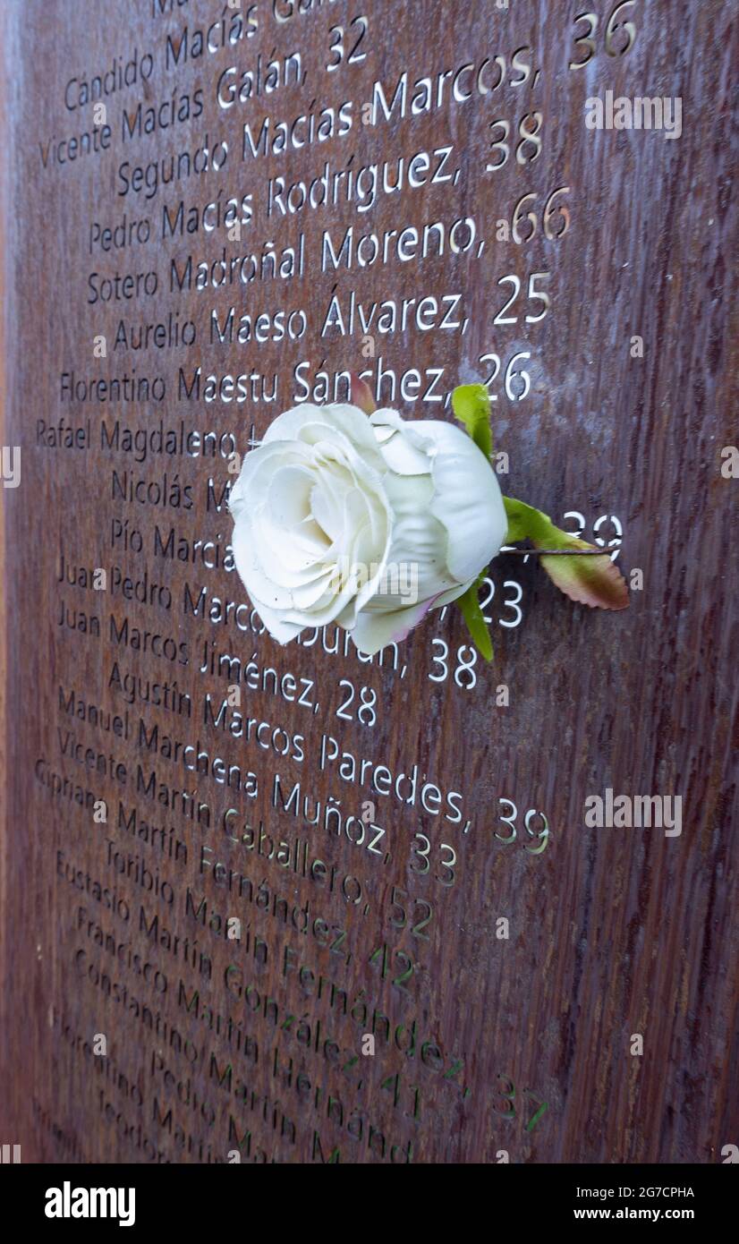CACERES, SPAGNA - Mar 14, 2021: Monumento in memoria dei cittadini che sono stati vittime delle loro idee repubblicane durante la guerra civile spagnola e il posto Foto Stock