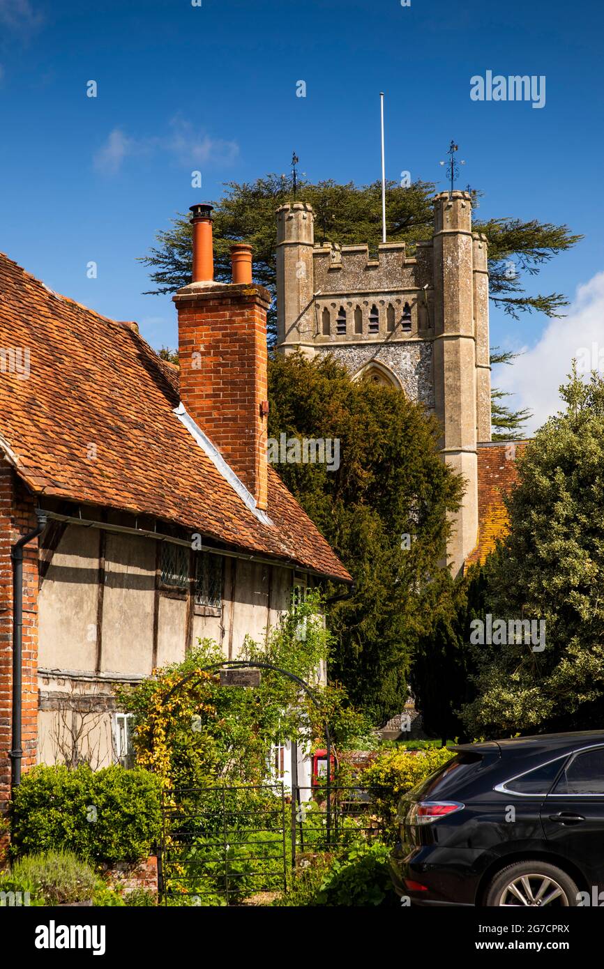 Regno Unito, Inghilterra, Buckinghamshire, Hambleden Valley, Hambeden Village, Lychgate Cottage accanto alla chiesa di Santa Maria Foto Stock