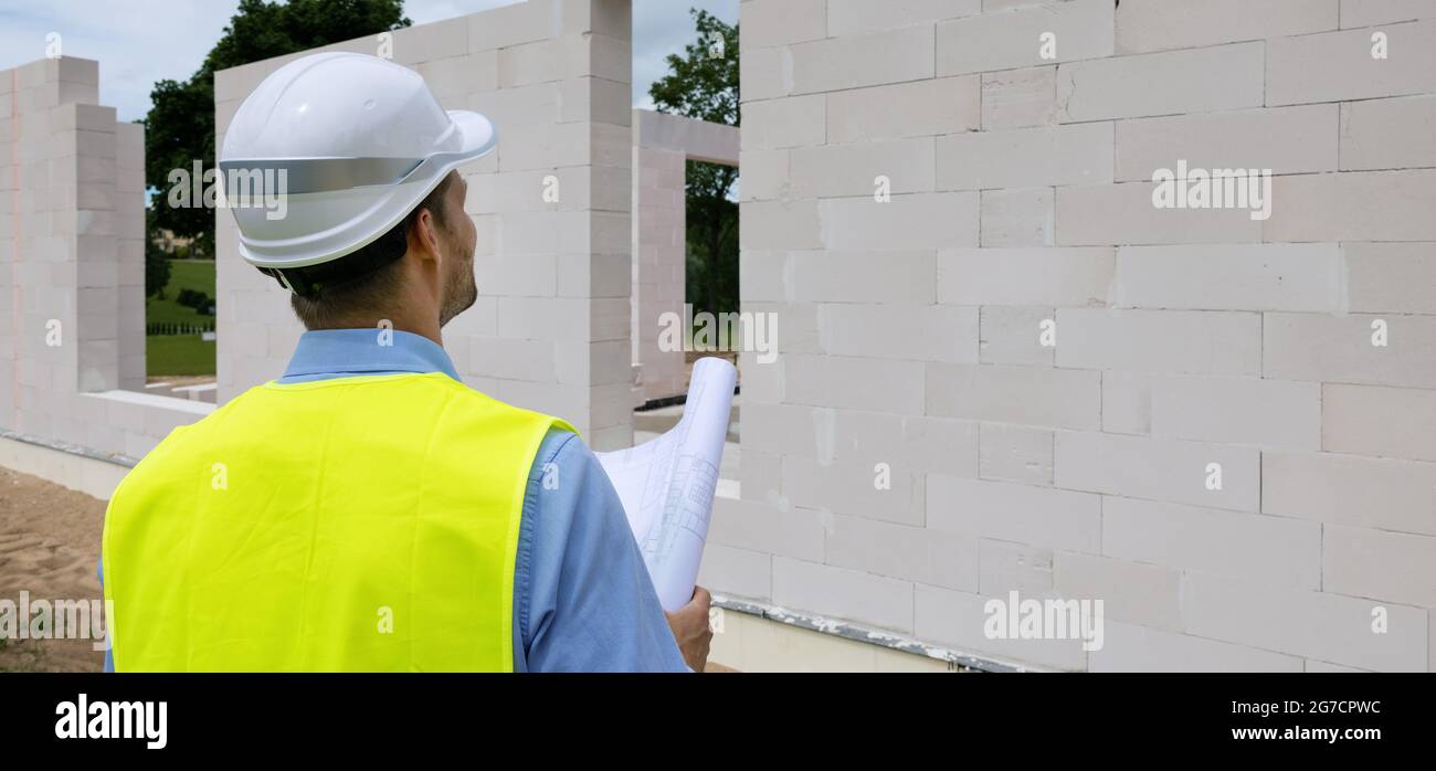 architetto ingegnere con progetto nel cantiere residenziale di costruzione di edifici. progettazione e supervisione di progetto. spazio di copia di banner Foto Stock