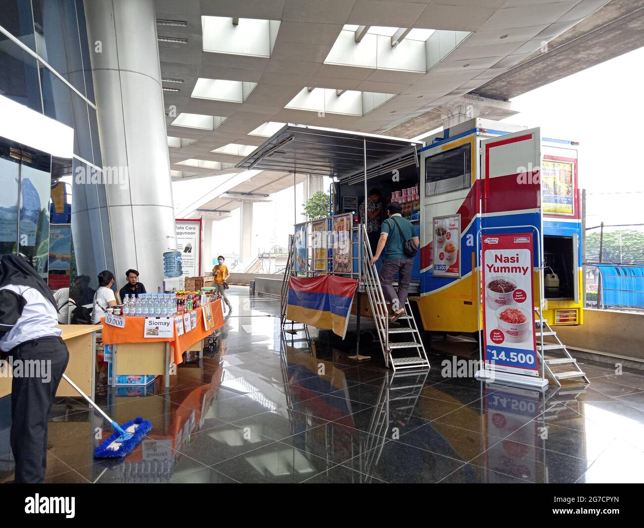 Editoriale Photo, Indonesia, South Jakarta, 08 Juli 2021, Smesco Building Indomart piccolo stallone o chiosco, con alcune persone arround Foto Stock