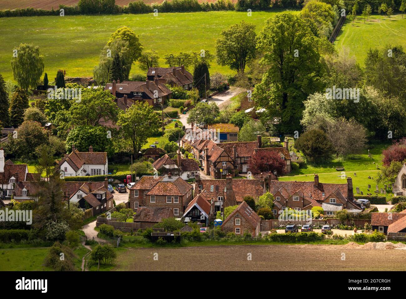 Regno Unito, Inghilterra, Buckinghamshire, Hambleden Valley, Turville, Vista elevata del villaggio da Turville Hill Foto Stock