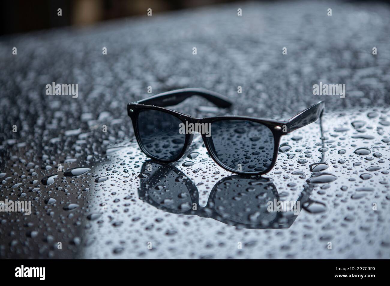 Ray Ban Wayfarer Sonnenbrille mit Regentropfen. Symboldbild Wetter, Sommer, Regenwetter, Regen Foto Stock
