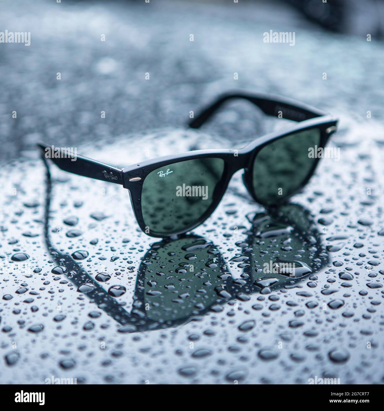 Ray Ban Wayfarer Sonnenbrille mit Regentropfen. Symboldbild Wetter, Sommer, Regenwetter, Regen Foto Stock