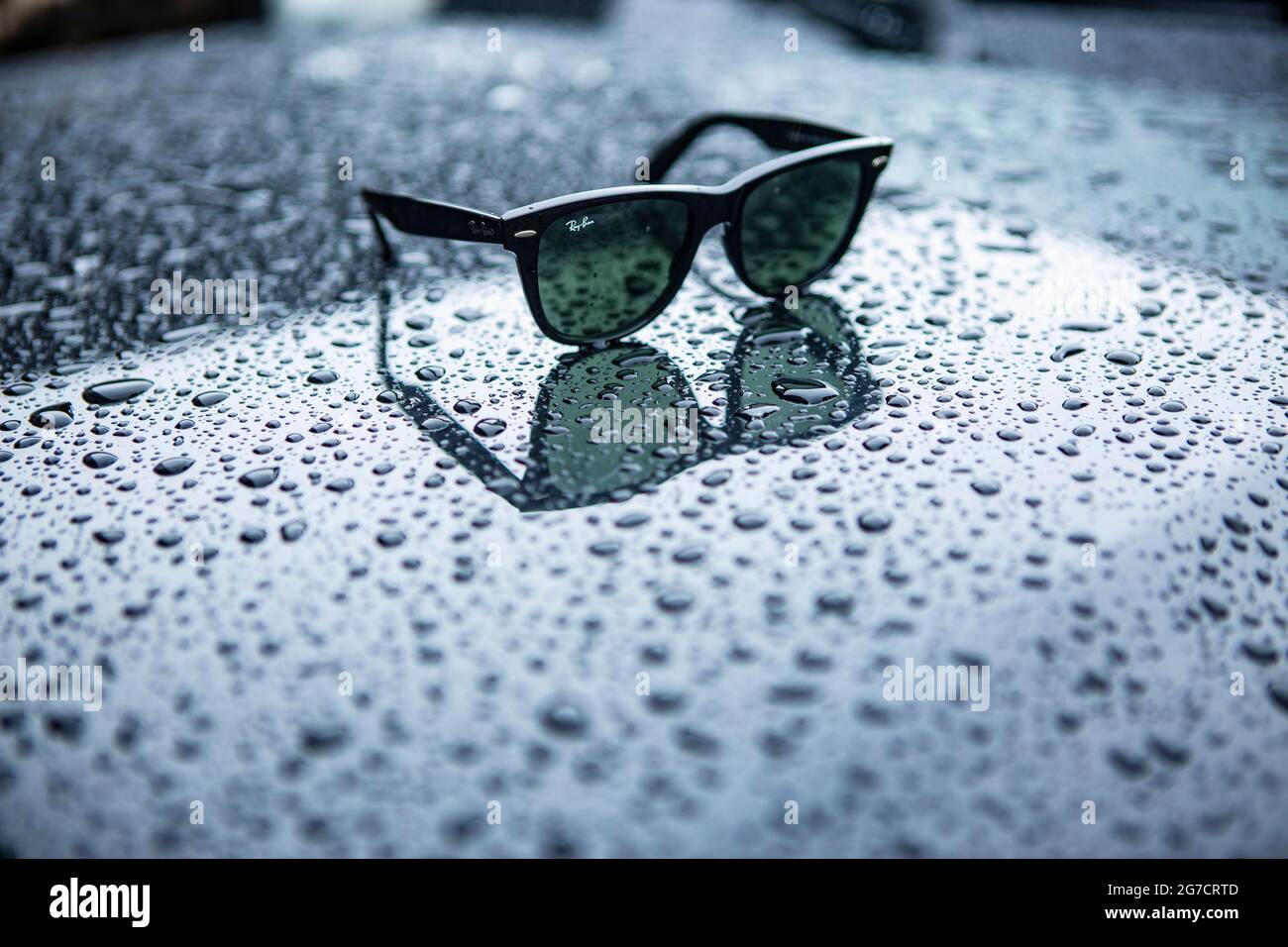 Ray Ban Wayfarer Sonnenbrille mit Regentropfen. Symboldbild Wetter, Sommer, Regenwetter, Regen Foto Stock