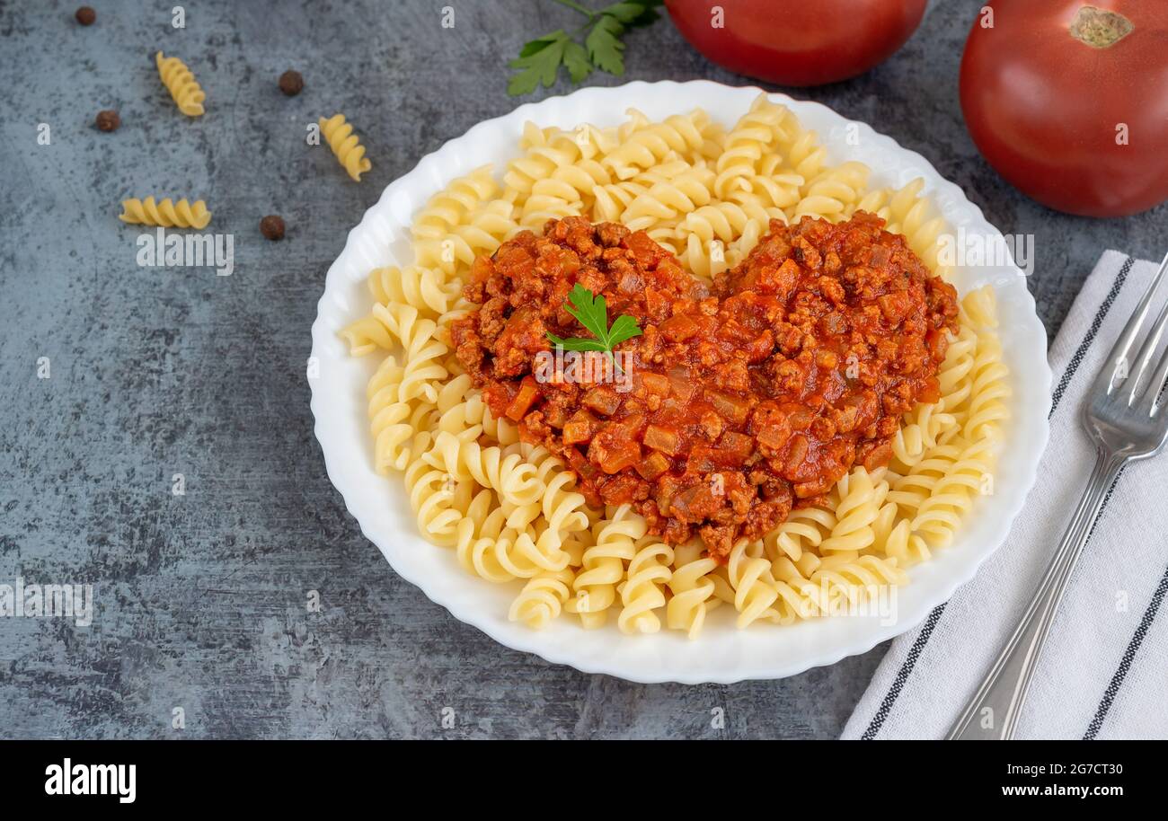 Deliziosa salsa bosognese di carne con pasta fusili. Il cibo italiano preferito Foto Stock